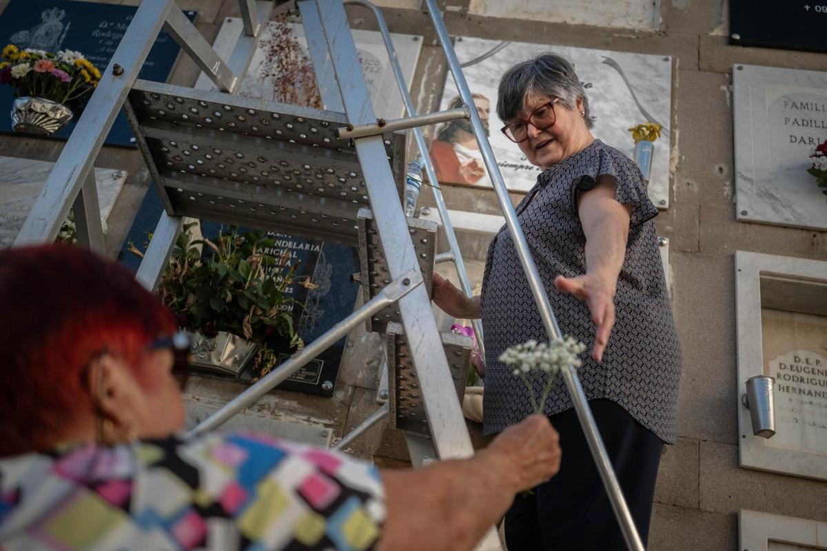 Rosa Álvarez enrama con ayuda de su hermana Tere.