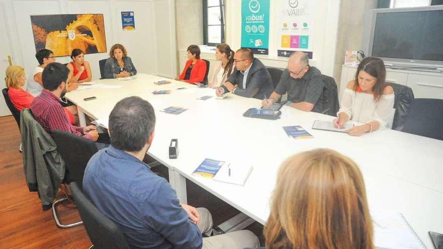 Reunión entre el Concello y representantes de las empresas y asociaciones. // Iñaki Abella