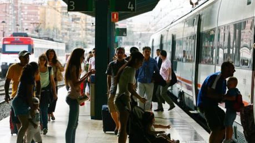 Usuarios del tren en la estación de Alicante.