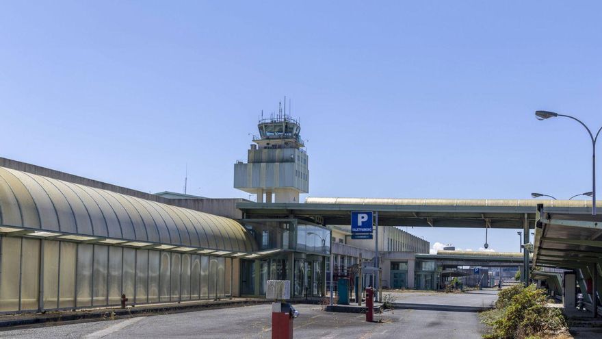 Estado de abandono en el que se encuentra actualmente la vieja
terminal de pasajeros del aeropuerto de Santiago. | Jesús Prieto