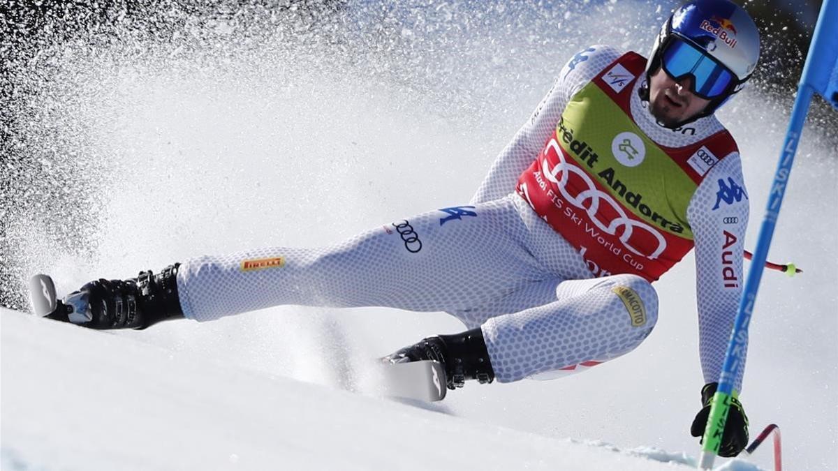 Dominik Paris pasa de manera espectacular una puerta en el supegigante de El Tarter (Andorra).