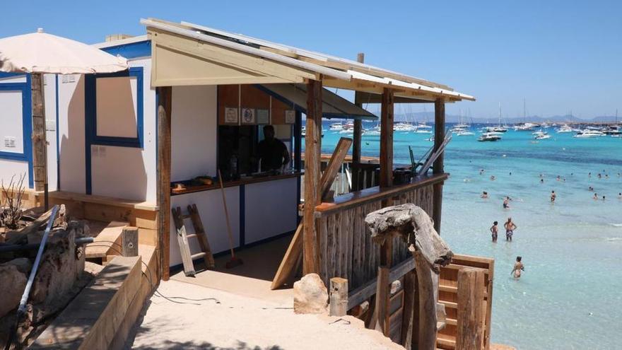 Los ocho quioscos de playa de Formentera deberán estar desmontados en un mes