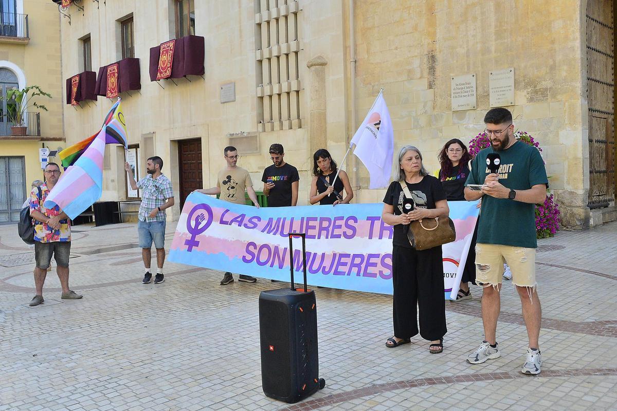 Un momento de la lectura en la Plaça de Baix