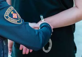 Pillado con una bolsa llena de objetos robados al intentar colarlos en una tienda de segunda mano en Barcelona