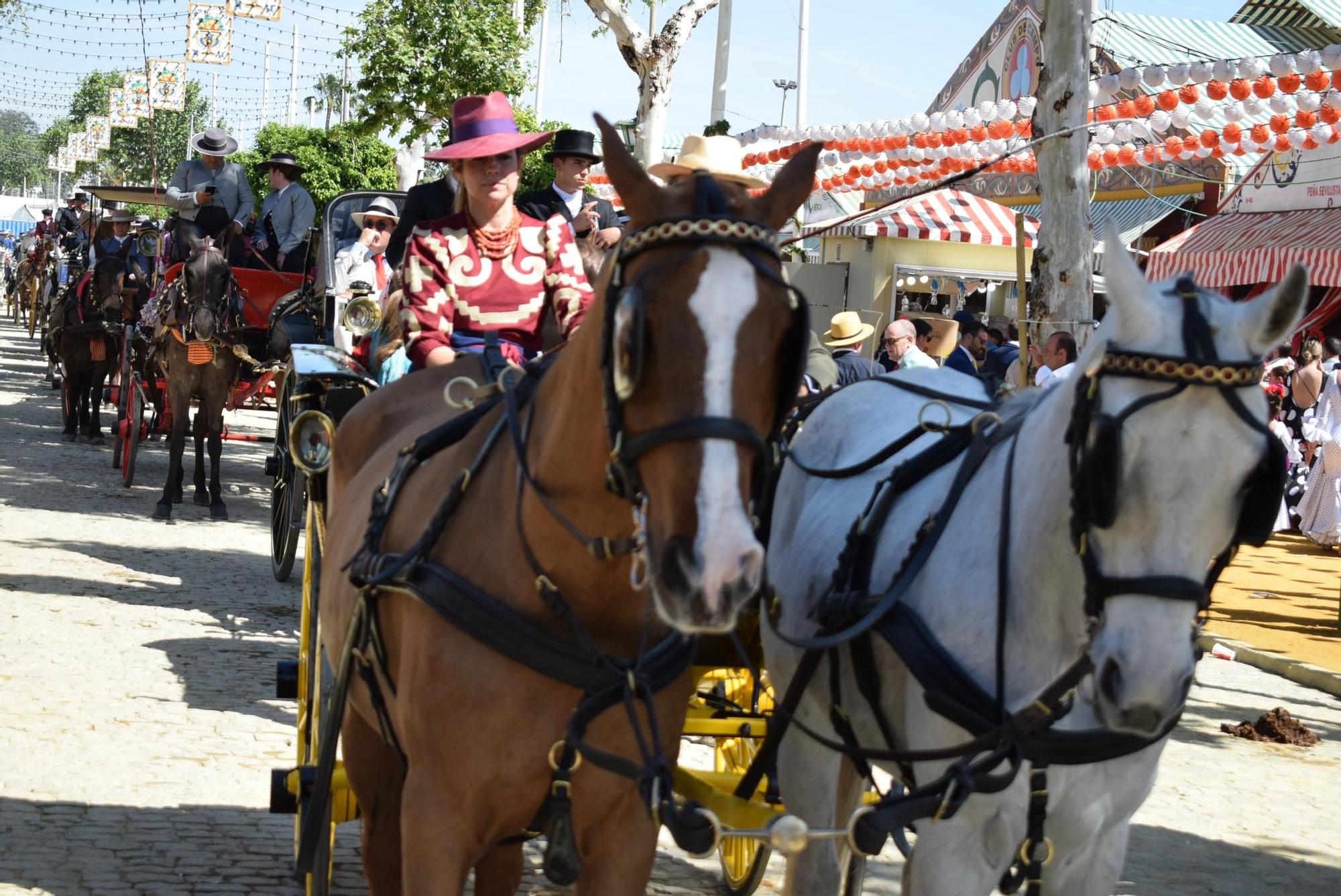 Coches de caballos llenan una de las calles del Real