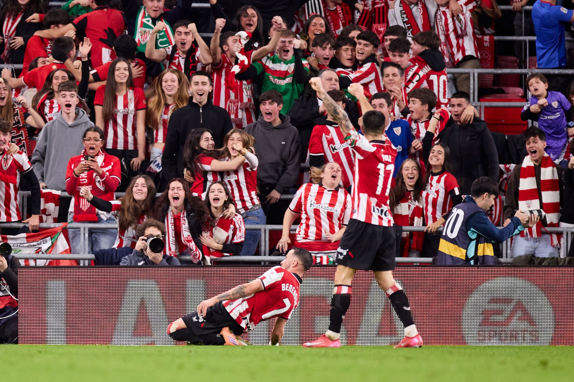 Alex Berenguer of Athletic Club celebrates after scoring the team's first goal during the LaLiga EA Sports match between Athletic Club and Atletico de Madrid at San Mames on December 6, 2025, in Bilbao, Spain. AFP7 06/12/2025 ONLY FOR USE IN SPAIN. Ricardo Larreina / AFP7 / Europa Press;2025;SPAIN;SPORT;ZSPORT;SOCCER;ZSOCCER;Athletic Club v Atletico de Madrid - LaLiga EA Sports;