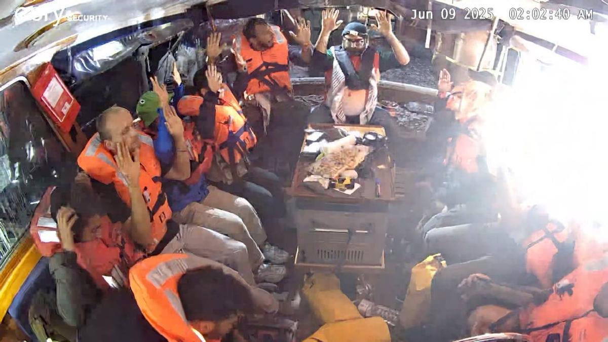 Los activistas de la 'Flotilla de la Libertad', en el 'Madleen' tras ser abordado el barco por las fuerzas de Israel.