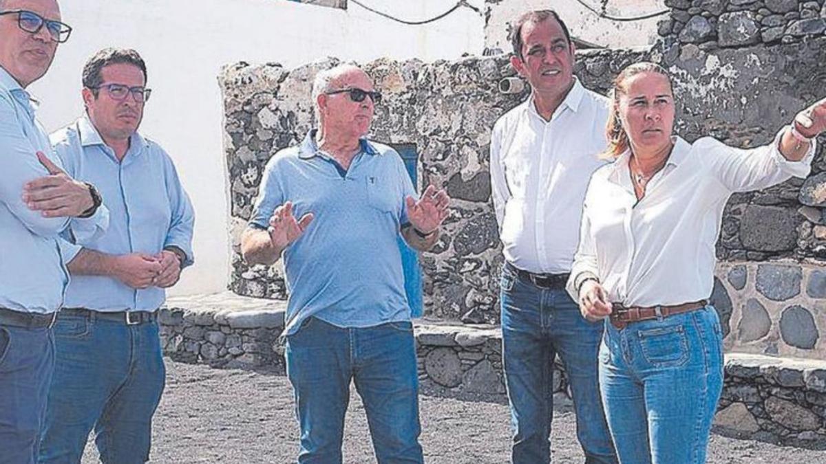 Lola García, Blas Acosta y David de Vera, en una visita al poblado de Los Molinos. | | LP