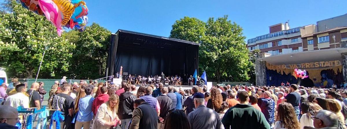 Mieres aplaude el estreno de &quot;13 Reyes&quot;, la banda sonora de la historia de Asturias