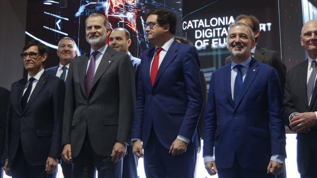 Felip VI, en el passat Mobile, a Barcelona, entre el president Salvador Illa i el ministre Óscar López i amb l’alcalde Jaume Collboni. | QUIQUE GARCÍA / EFE Felip VI, en el passat Mobile, a Barcelona, entre el president Salvador Illa i el ministre Óscar López i amb l’alcalde Jaume Collboni. | QUIQUE GARCÍA / EFE