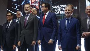 Felip VI, en el passat Mobile, a Barcelona, entre el president Salvador Illa i el ministre Óscar López i amb l’alcalde Jaume Collboni.   | QUIQUE GARCÍA / EFE