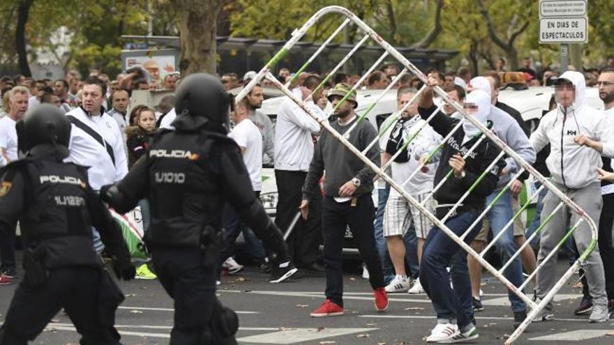 Los ultras del Legia de Varsovia se enfrentan a la Policía en Madrid