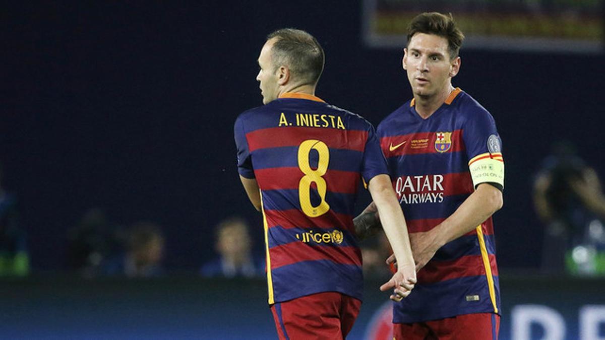 Iniesta se despide de Messi tras entregarle el brazalete de capitán, segundos antes de salir del campo tras ser sustituido