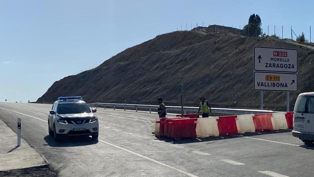 La Guardia Civil vigiló este martes la nueva carretera para garantizar la seguridad.