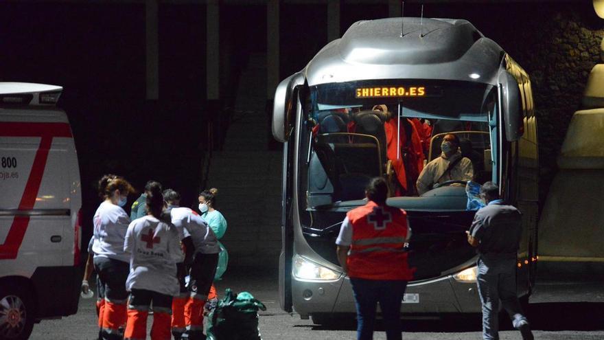 Riportano in salvo un cayuco con 152 migranti a bordo e un deceduto nelle acque di El Hierro