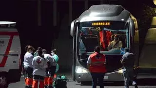 Operativo nocturno de Salvamento Marítimo: trasladan a El Hierro un cayuco con 152 supervivientes y una persona fallecida