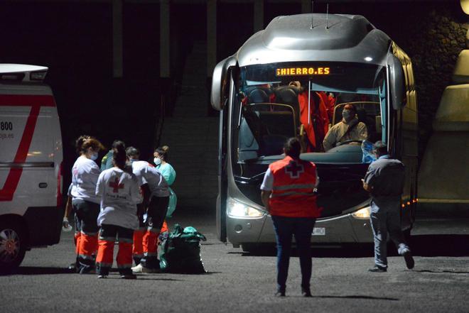 Rescatan un cayuco con 152 migrantes a bordo y un fallecido en aguas de El Hierro