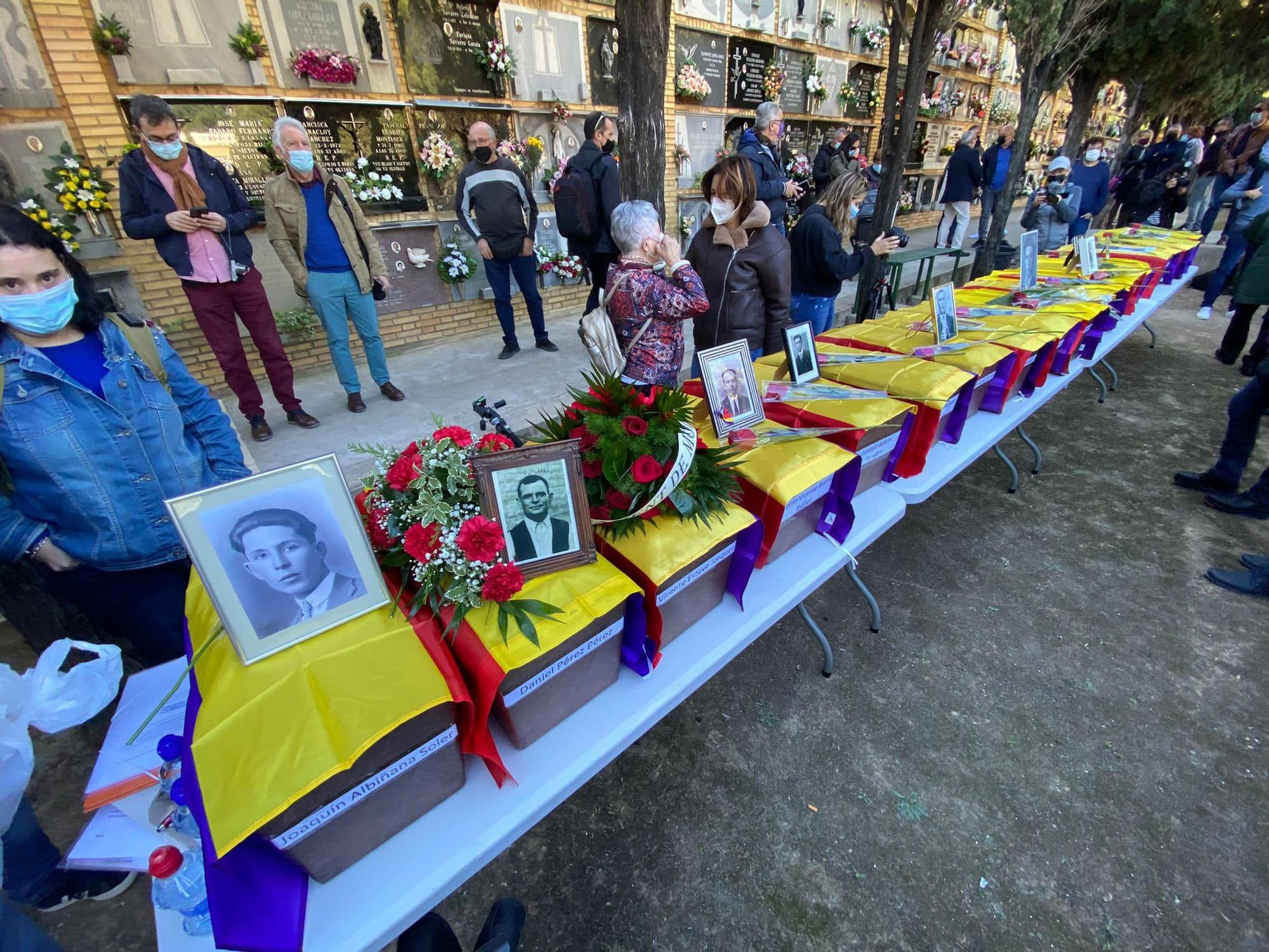 Las cajas con los restos de los represaliados de la fosa 115, el s�bado en Paterna..jpg