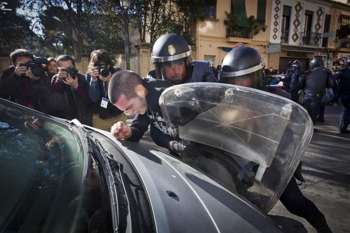 Incidents entre la policia i estudiants a València per la detenció ahir de vuit joves durant una manifestació per les retallades educatives.