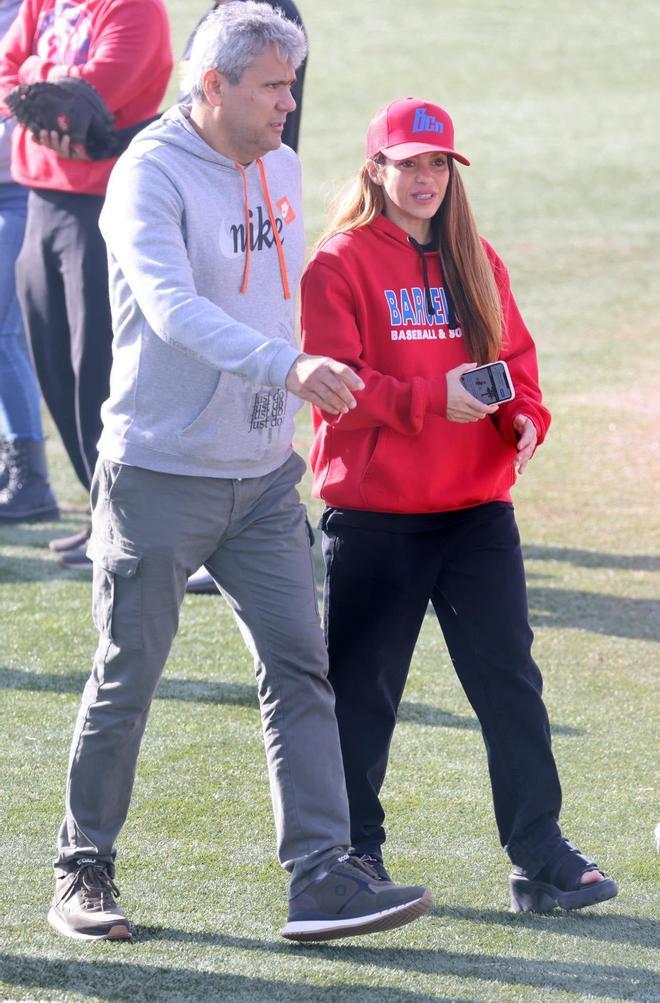 Shakira con gorra y sudadera del club de béisbol de su hijo Milan