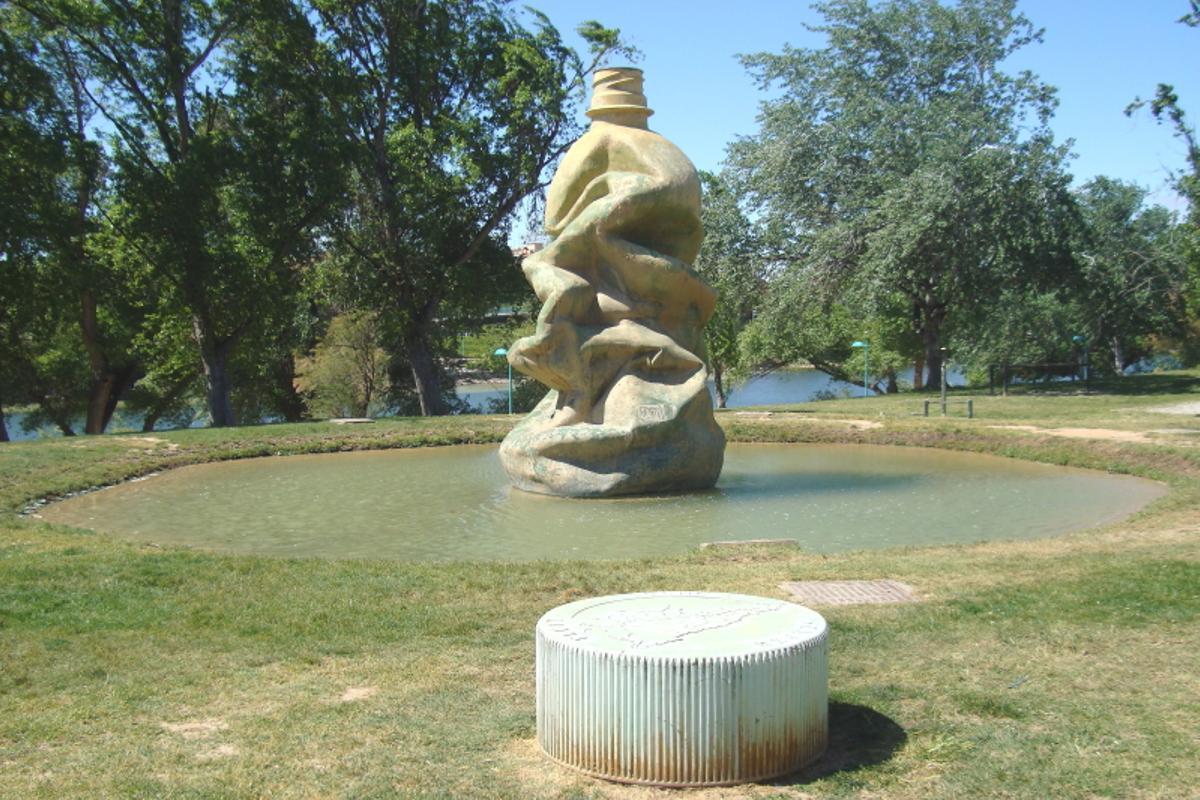 'Manantial', de Federico Guzmán, ubicada entre el Puente de Hierro y el Puente de la Unión en Zaragoza.