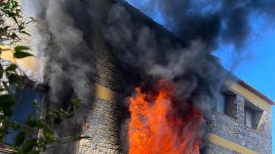 Un intoxicat per un incendi en una casa a Vilamalla