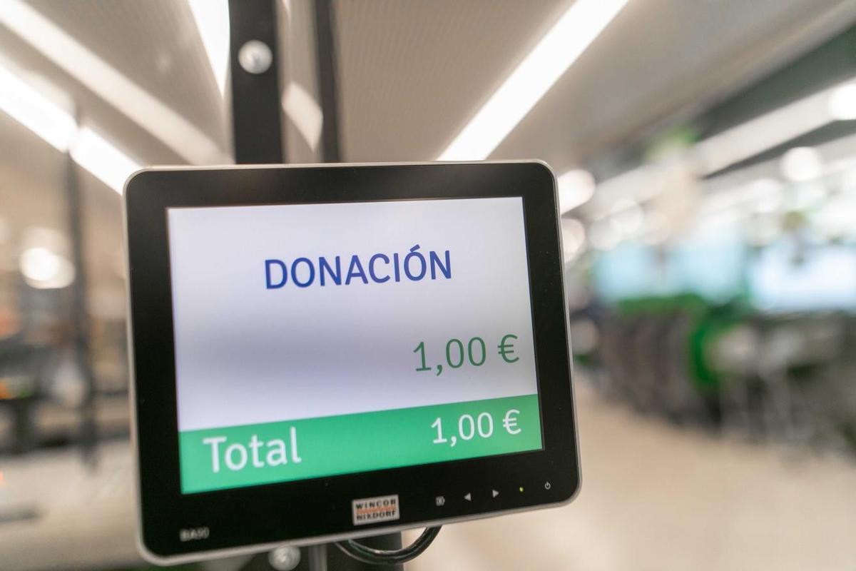 Detalle de la donación en caja en la Gran Recogida de Alimentos