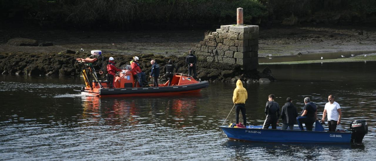 Una embarcación auxiliar del Club Naval con miembros de la entidad también colabora con las autoridades en las labores de búsqueda.