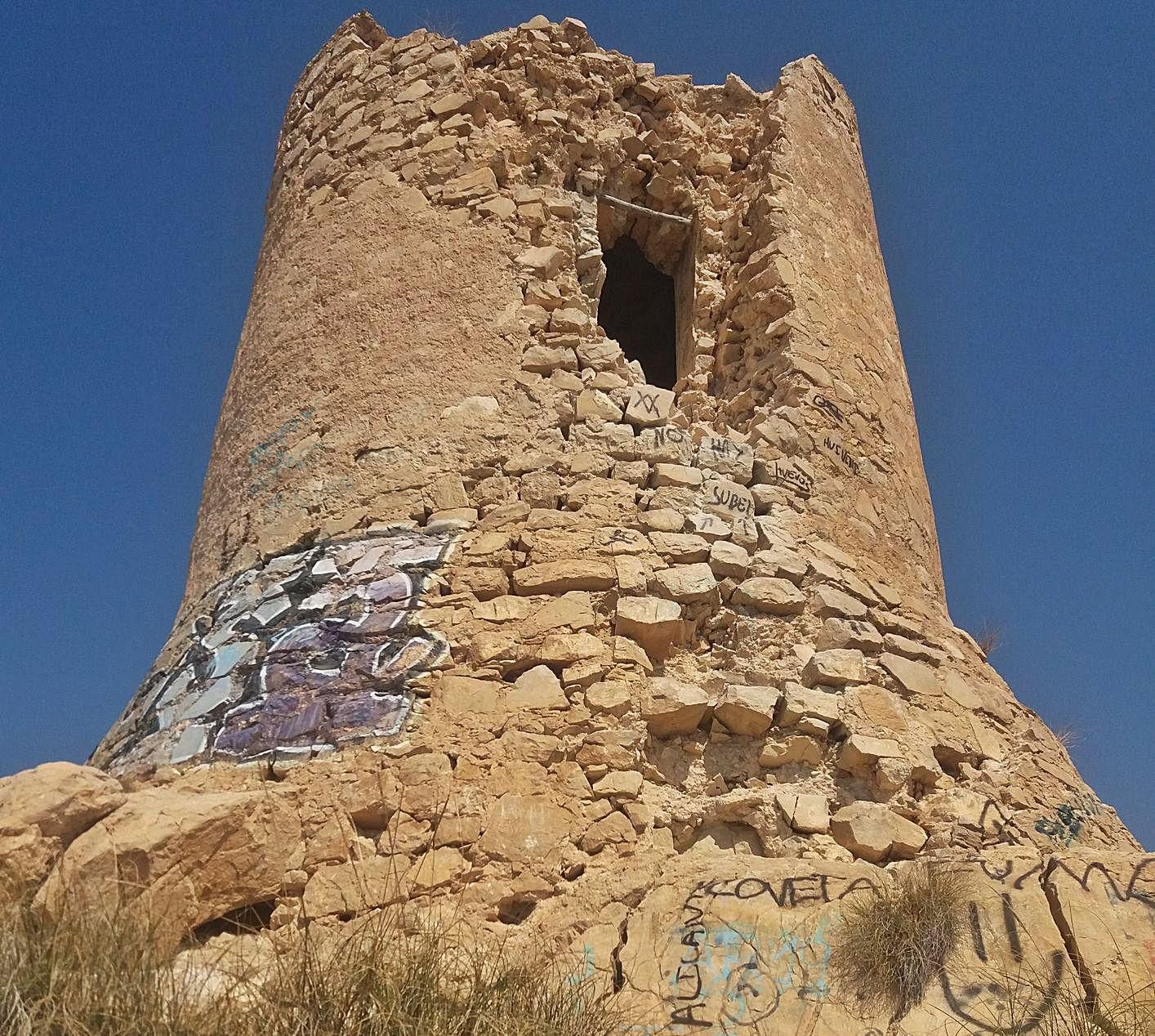 El deterioro de la Torre de Reixes es evidente y se arrastra desde hace décadas. | J.A.RICO