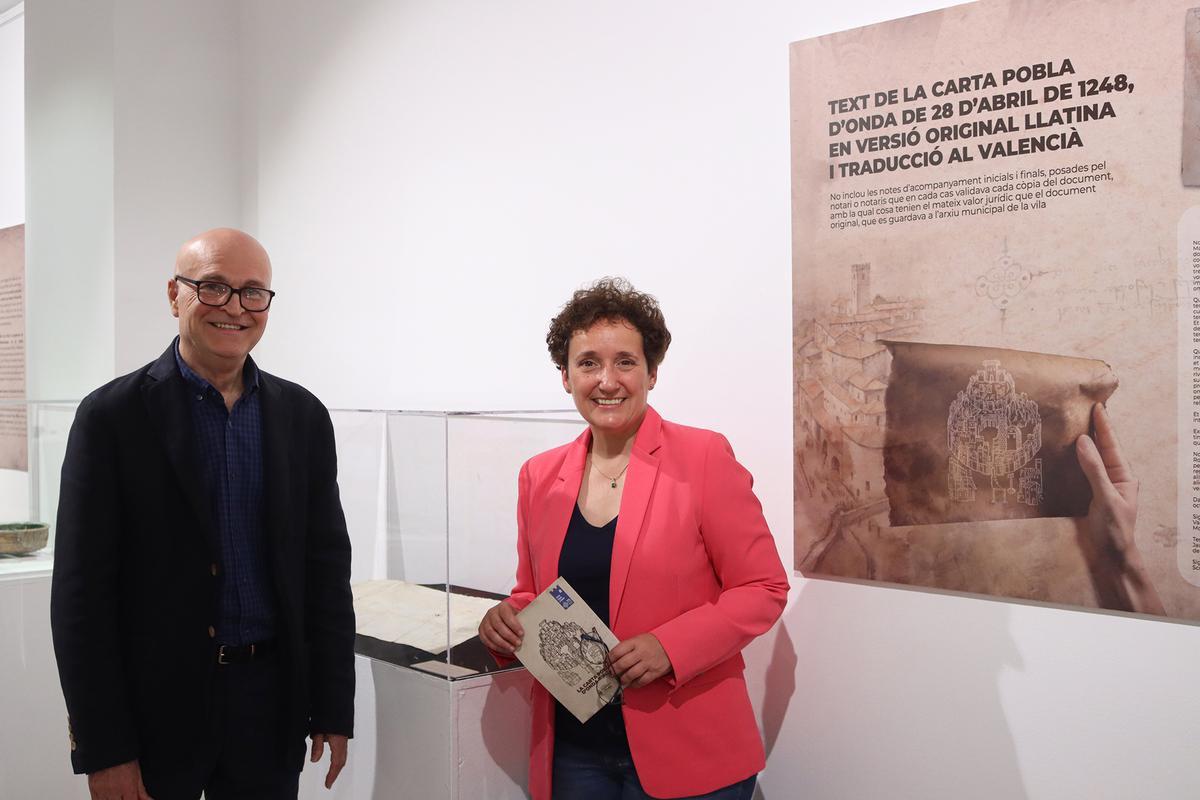 La alcaldesa, Carmina Ballester, junto al comisario de la exposición, Vicent Garcia Edo.