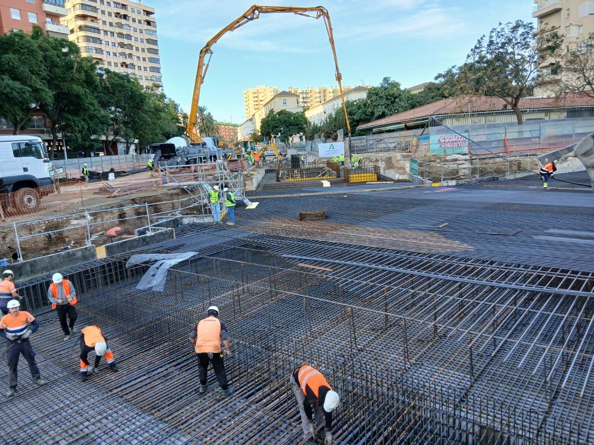 Hormigonado en la calle Hilera durante las obras del metro de Málaga.