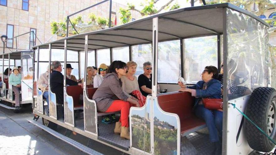 Algunos de los asistentes a las jornadas, antes de comenzar la ruta de Claudio Rodríguez.