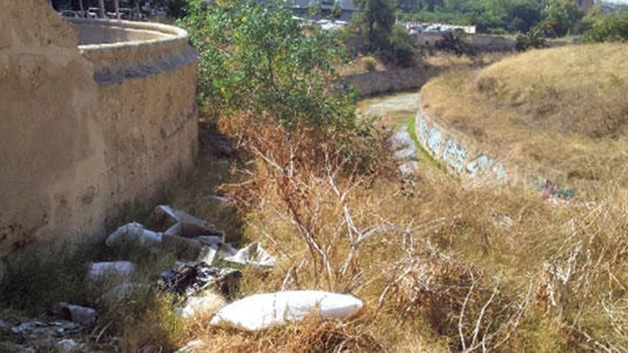 La basura y la maleza se acumulan a lo largo del cauce del torrente de sa Riera.