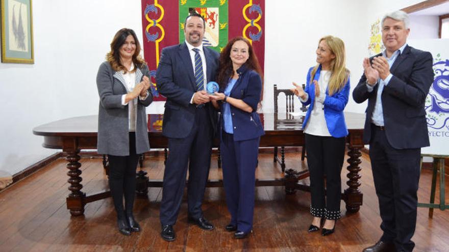 Sandra Ramírez y José Ramos reciben el certificado Starlight para el proyecto de observación que desarrollan en su finca.