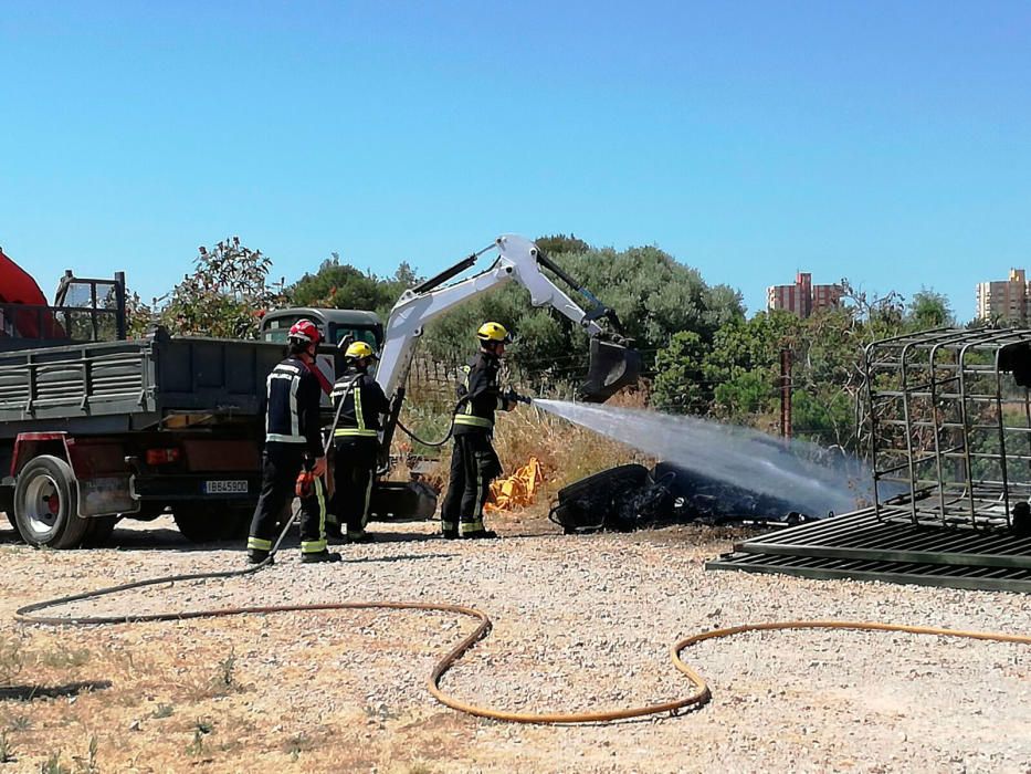 Un incendio quema neumáticos y una retroexcavadora en Marratxí
