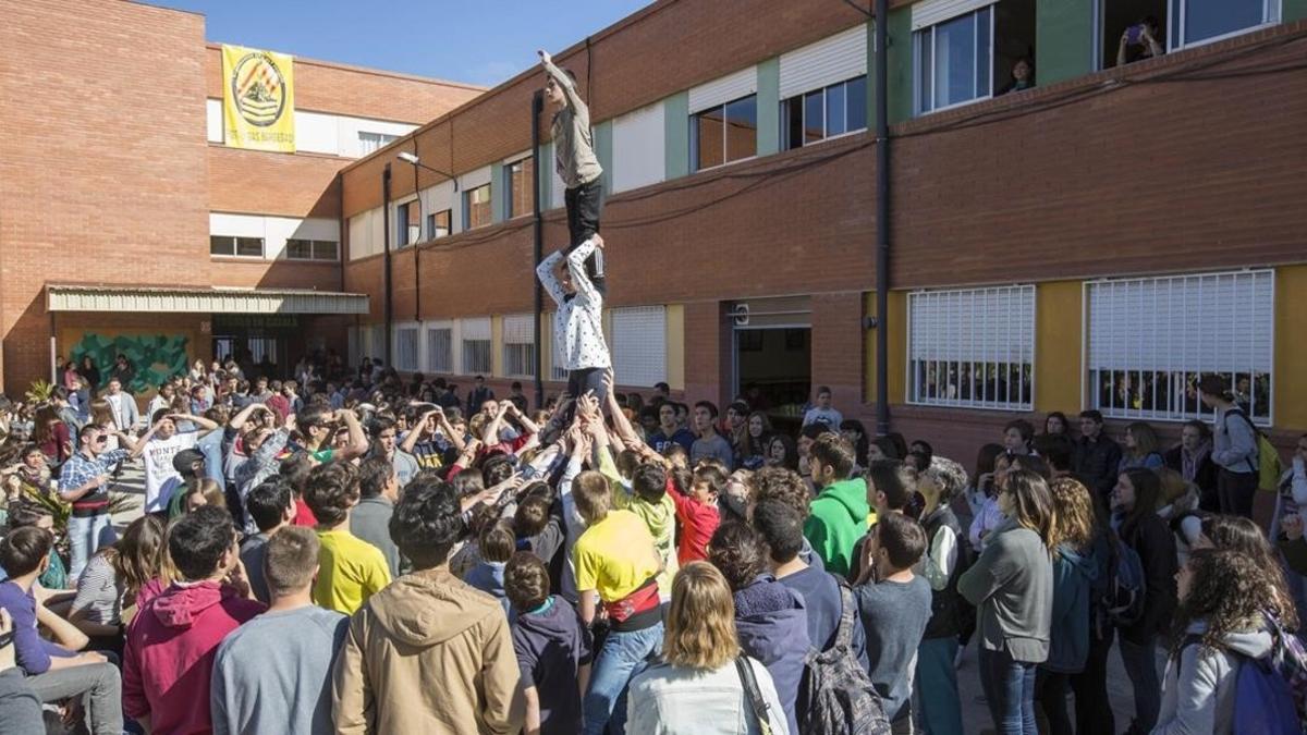 Alumnos del Institut Alt Camp de Vilafranca del Penedès durante un ensayo, el 13 de abril.