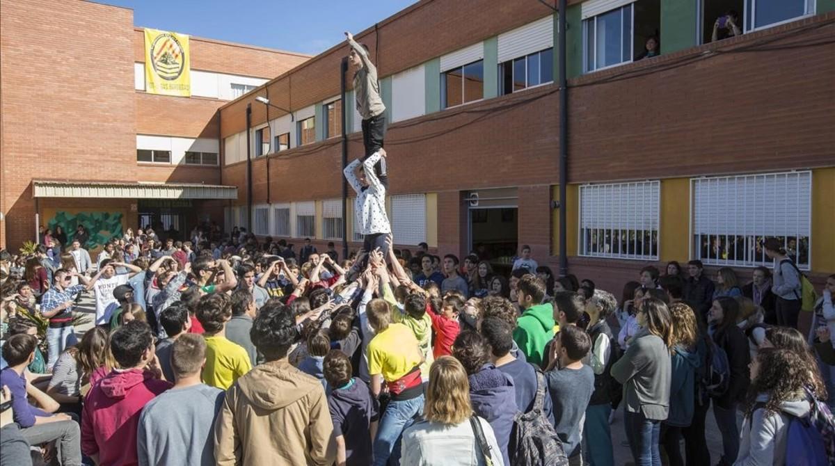 Alumnos del Institut Alt Camp de Vilafranca del Penedès durante un ensayo, el 13 de abril.