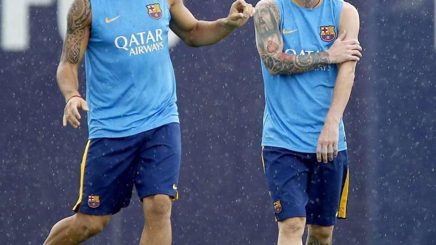 Suárez y Messi, durante el entrenamiento de ayer en Barcelona. // Efe