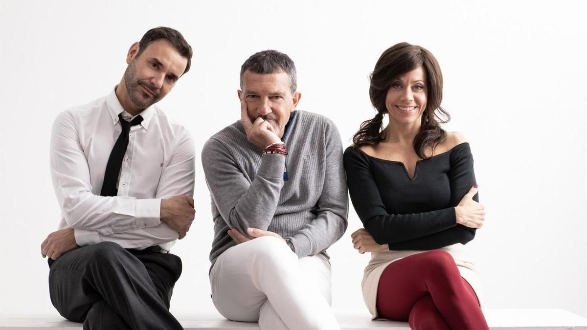 Banderas, con los protagonistas de 'Tocando nuestra canción'