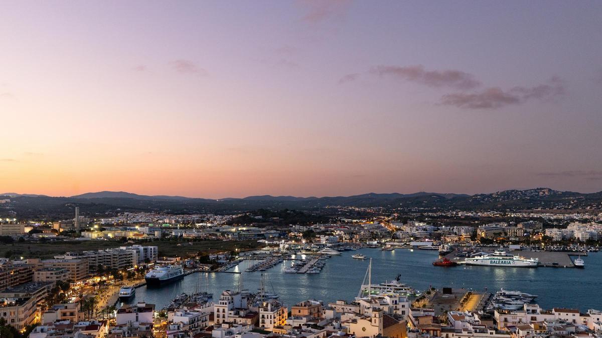 La panorámica del puerto de Ibiza y la ciudad que se divisa desde La Catedral.