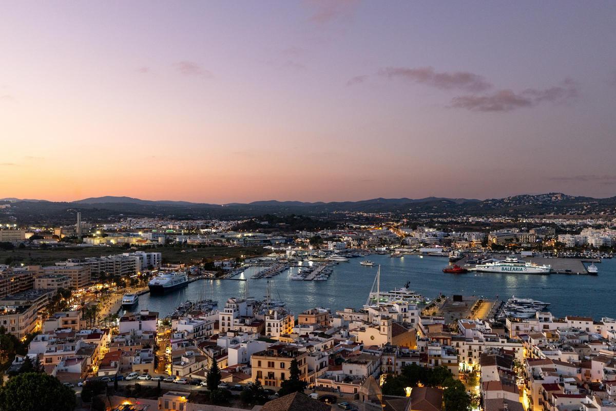 La panorámica del puerto de Ibiza y la ciudad que se divisa desde La Catedral.