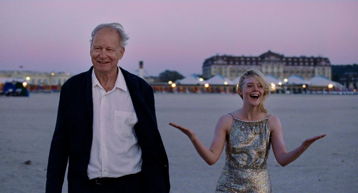 Los actores Stellan Skarsgard (i) y Elle Fanning en un fotograma de la película 'Valor sentimental', el último trabajo de Joachim Trier. El director noruego estrena este viernes en la gran pantalla esta cinta, aclamada en festivales, y la gran apuesta europea para la próxima edición de los Óscar con el que siente que está mostrando "un lado más vulnerable" de su faceta como cineasta.