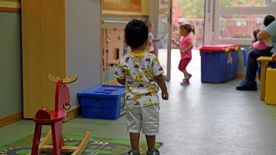 Varios niños en el interior de un centro de enseñanza de 0 a 3 años.