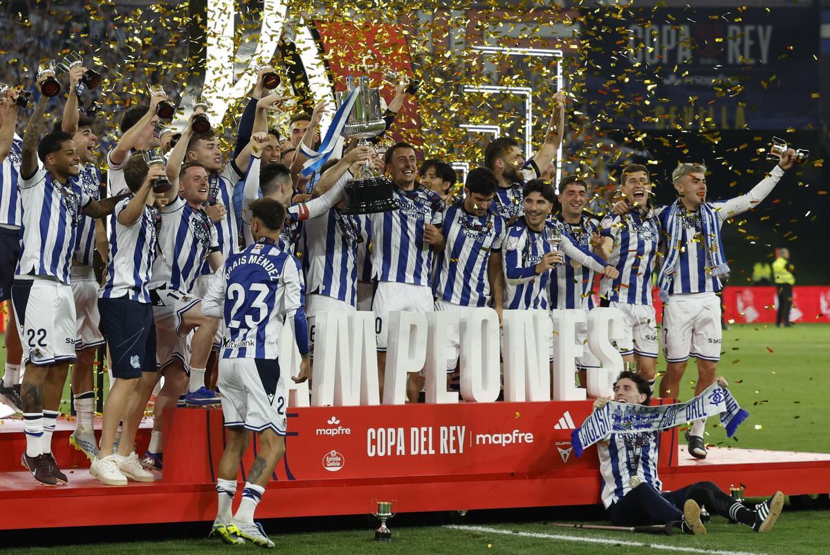 Los jugadores de la Real Sociedad celebran la victoria con el trofeo tras la final de la Copa del Rey