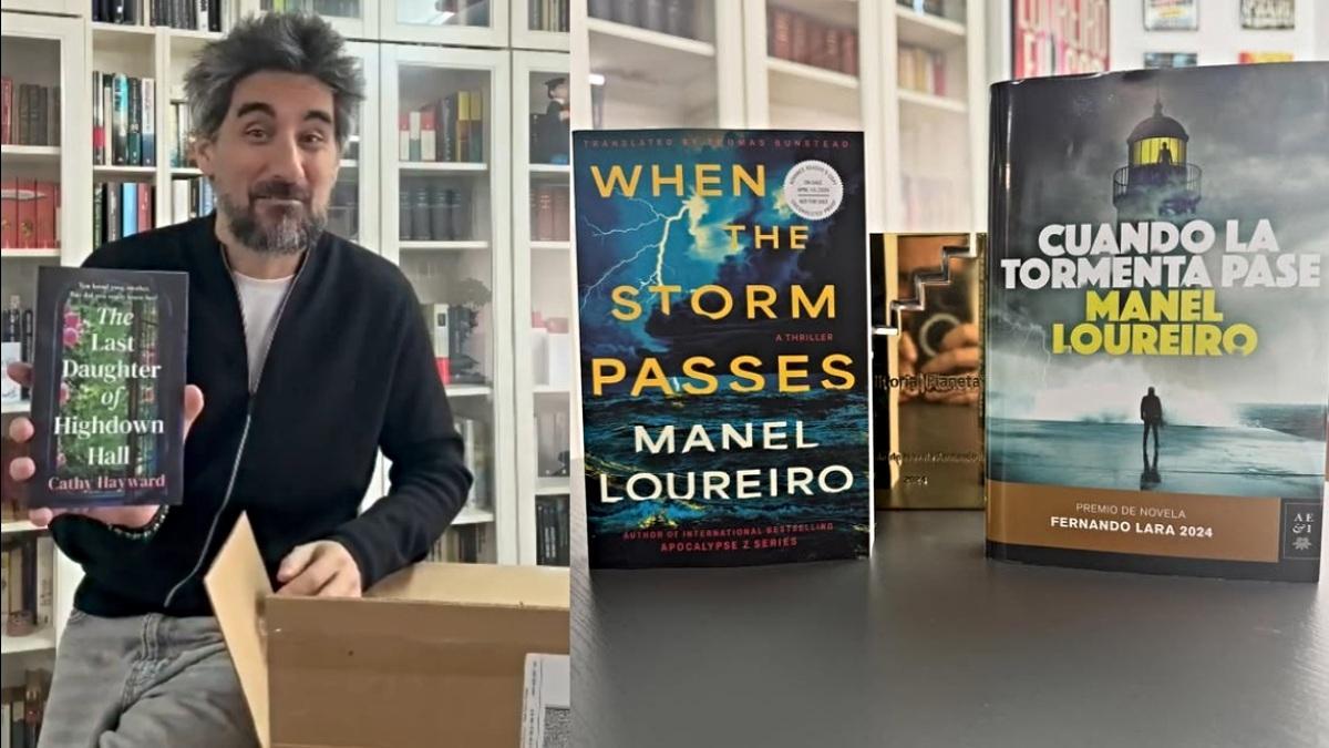 Manel Loureiro con el libro que le ha llegado por error en lugar del suyol la edición de  "Cuando la tormenta pase" para el mercado de EEUU.