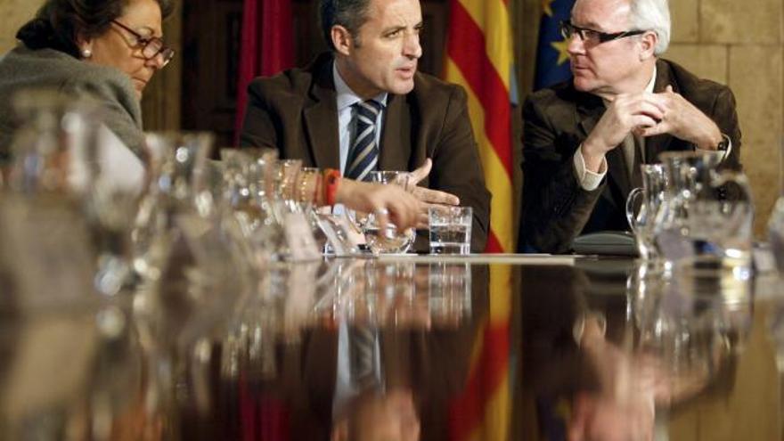 El presidente de la Generalitat, Francisco Camps, junto al presidente de la Región de Murcia, Ramón Luis Valcárcel, y la alcaldesa de Valencia, Rita Barberá.