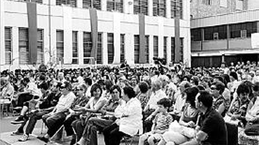 despedida. El patio del colegio de San Roque se ha llenado por última