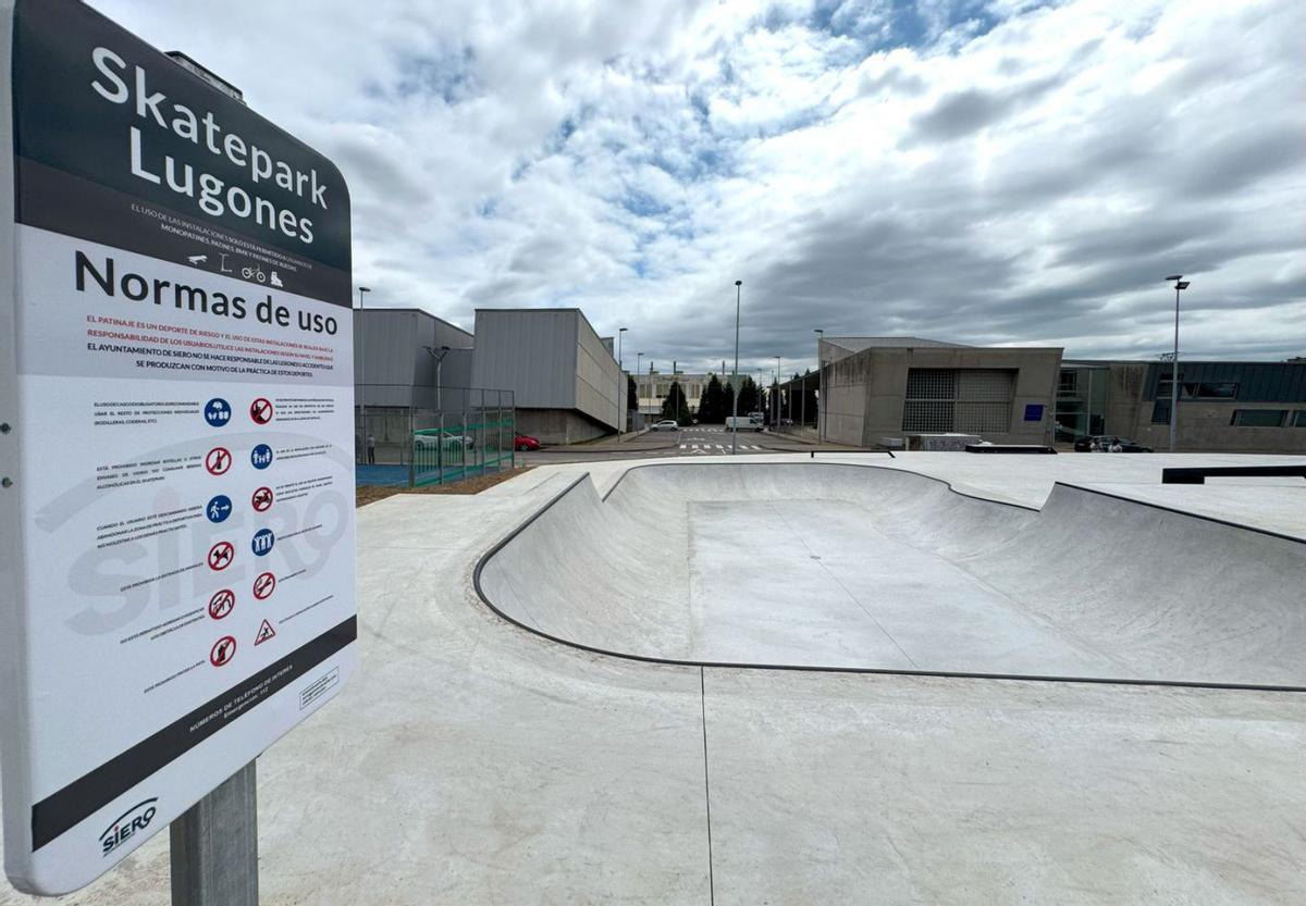Arriba, a la izquierda, una de las jornadas de coordinación socioeduvaticas celebrada en mayo; y a la derecha, el alcalde en el Colegio Público Los Campones de El Berrón con motivo de la inauguración de la cubierta de la pista deportiva. A la izquierda, skate park de Lugones inaugurado recientemente.| Cedidas a Lne