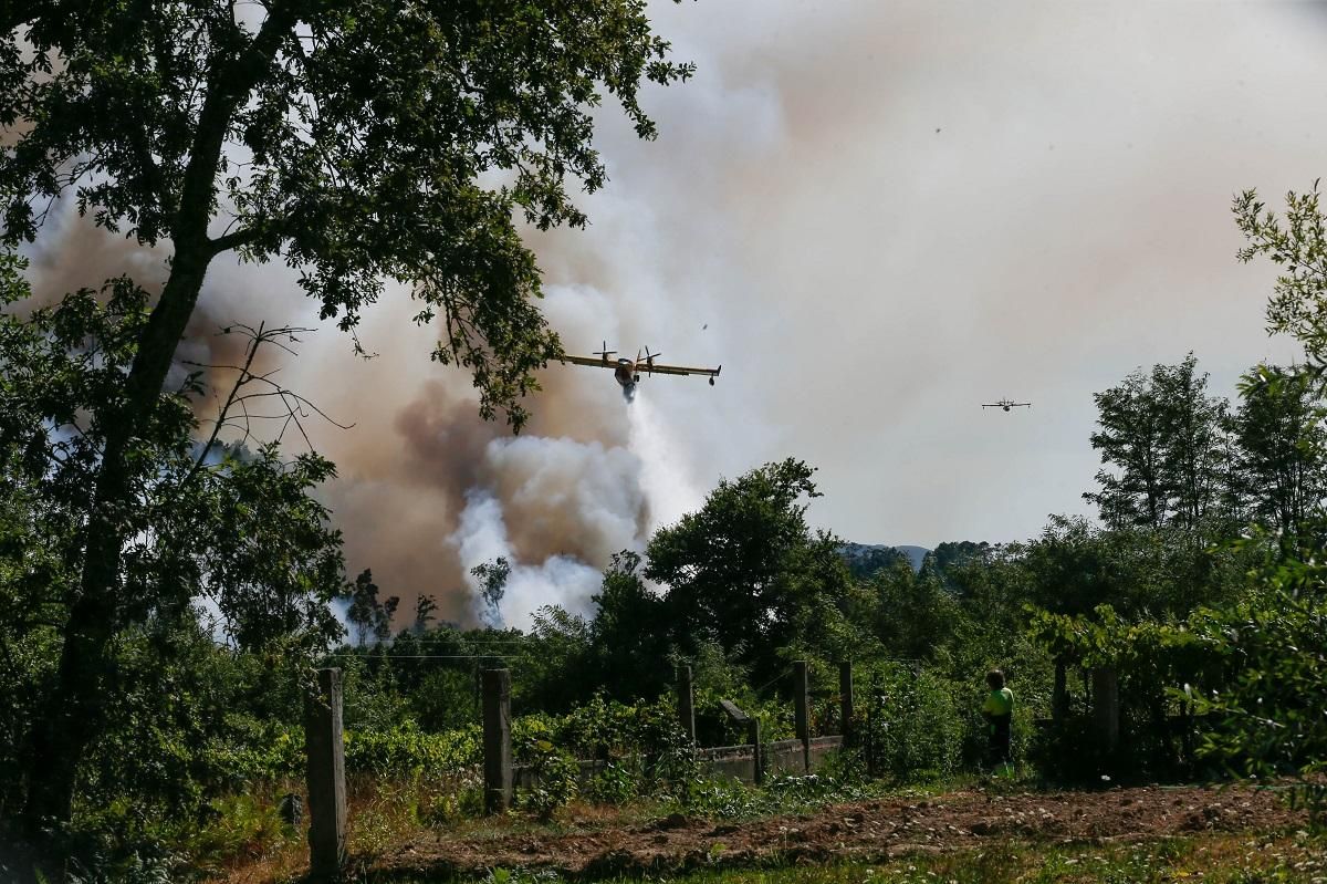 Un incendio avanza en la parroquia de Pesqueiras, en Salvaterra
