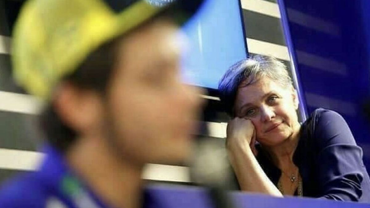 Stefania Palma , la madre de Valentino Rossi, mira al piloto, que hoy cumple 42 años